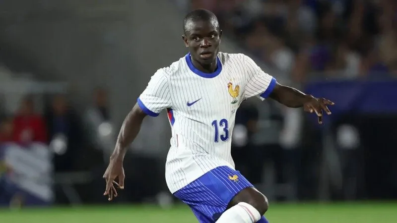 N'Golo Kante giữ vai trò thủ lĩnh tuyến giữa