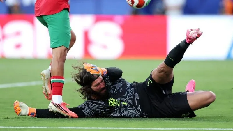 Alisson Becker nhiều lần cứu thua xuất sắc