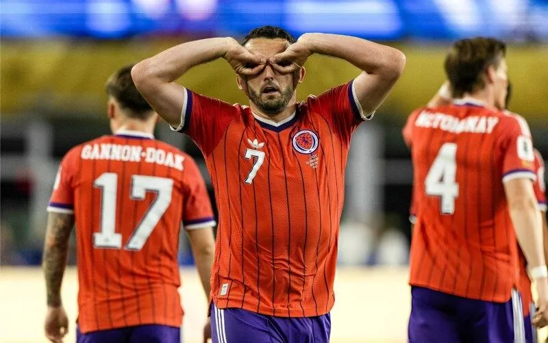 John McGinn ghi bàn lịch sử cho ĐT Scotland