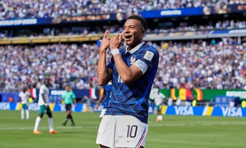 Mbappe lập cú đúp đưa Les Bleus bay cao
