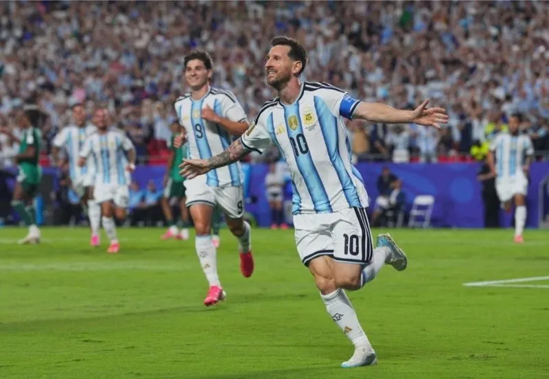 Messi khiến cả thế giới ngả mũ
