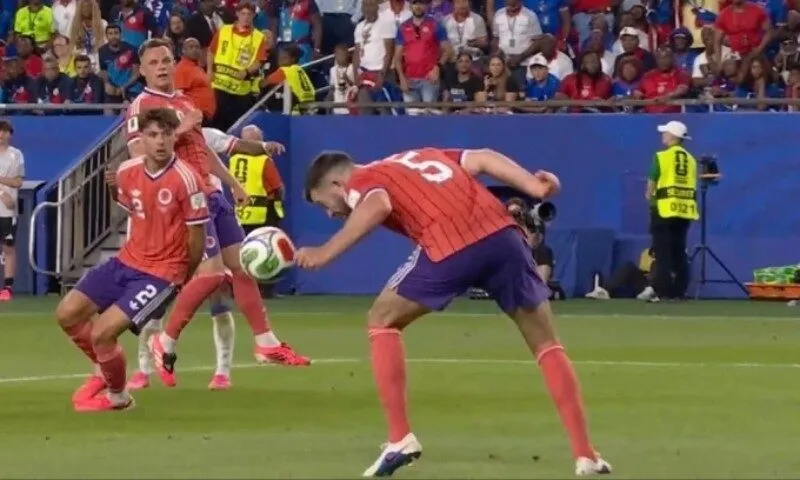 Grant Hanley gây tranh cãi với pha bóng tay
