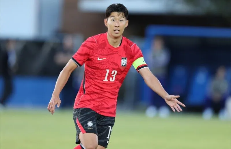 Hong Myung-bo bảo vệ đội trưởng Son Heung-min